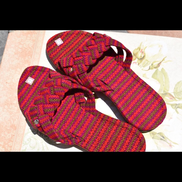 🏖Red/Brown Woven Kultura Slippers🏖 - Picture 6 of 9